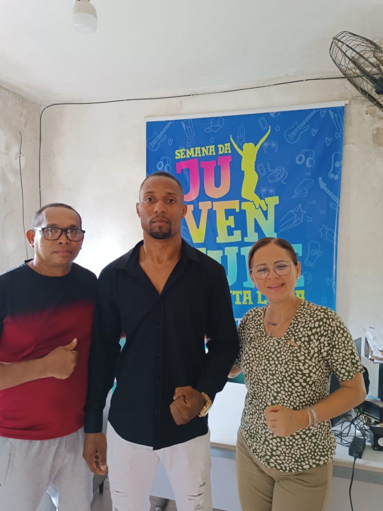 LUTADOR LUZIENSE DE MMA ELDER DIAS ( CANELA DE AÇO ) FAZ UMA VISITA A SECRETARIA DE JUVENTUDE , ESPORTE E LAZER DE SANTA LUZIA