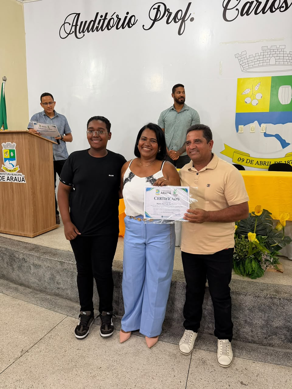 Foto 5 da notícia Cerimônia de Entrega dos 40 Certificados de Conclusão do Curso de Informática Básica. 💻📜
