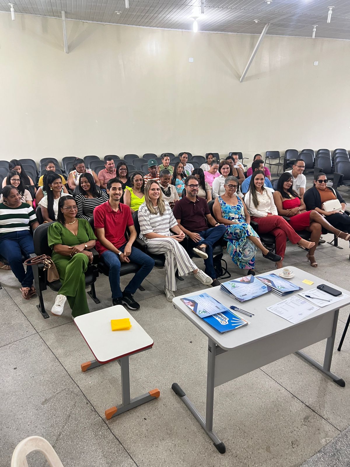Foto da notícia Entrega dos certificados dos cursos de corte e costura de moda fitness e de roupas e acessórios para bebês.