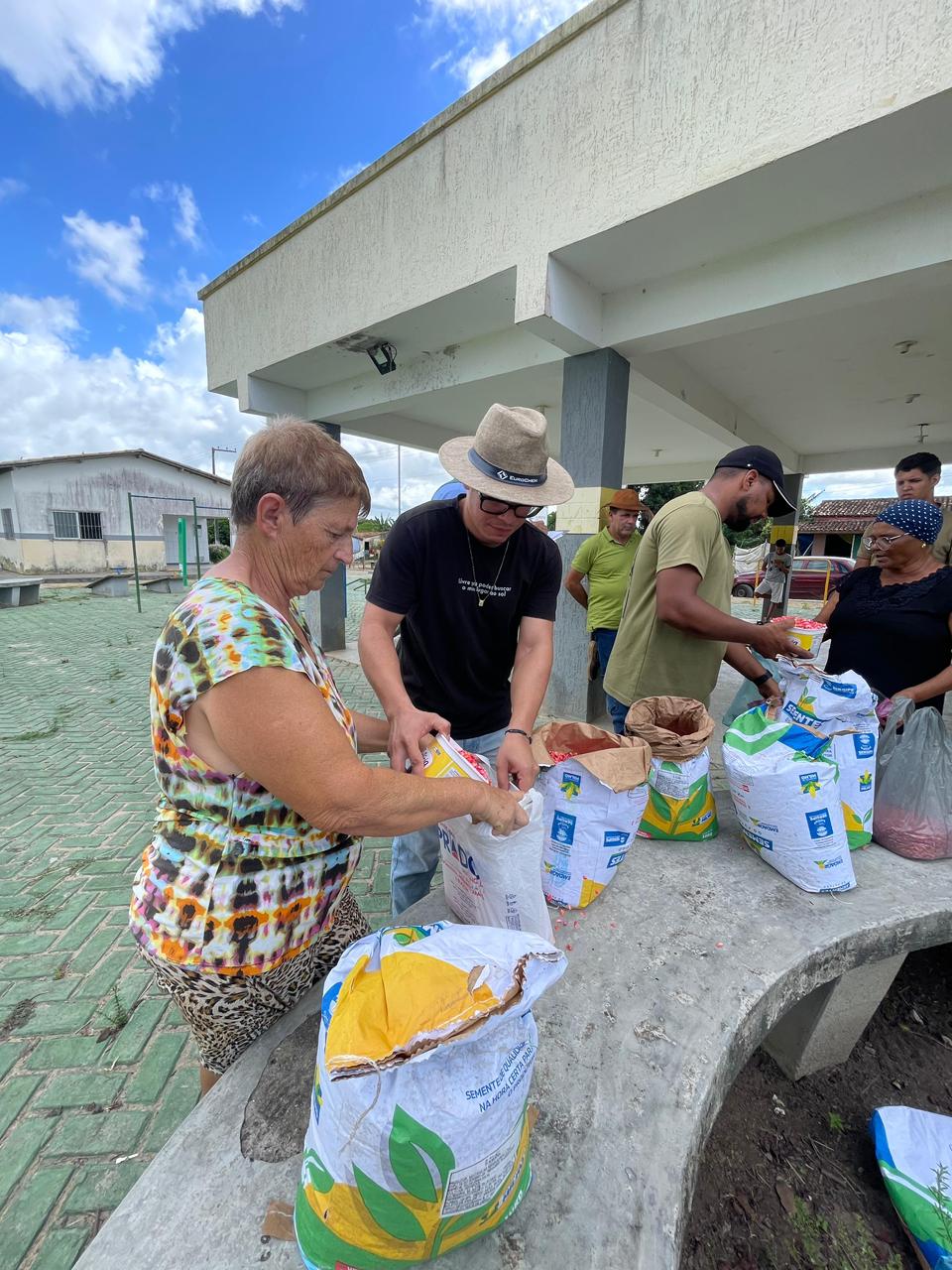 Foto da notícia Entrega de sementes de milho para pequenos produtores rurais, enviadas pelo Governo do Estado de Sergipe. 