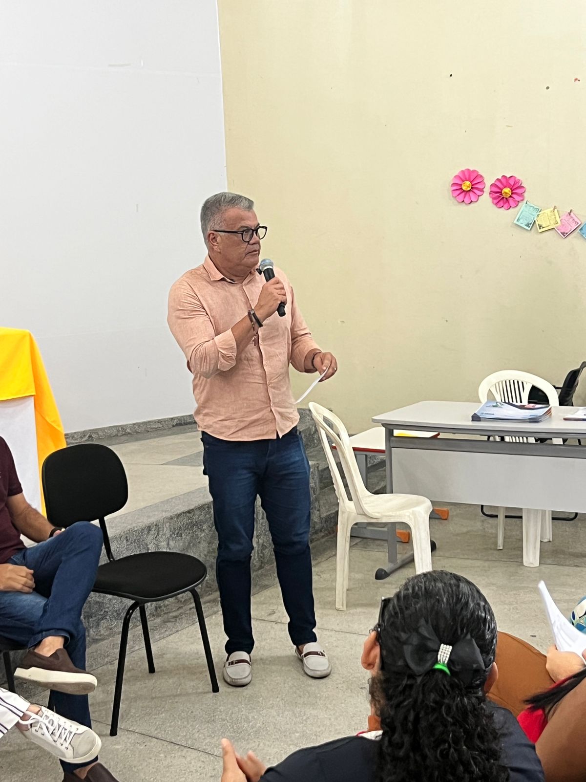 Foto da notícia Entrega dos certificados dos cursos de corte e costura de moda fitness e de roupas e acessórios para bebês.