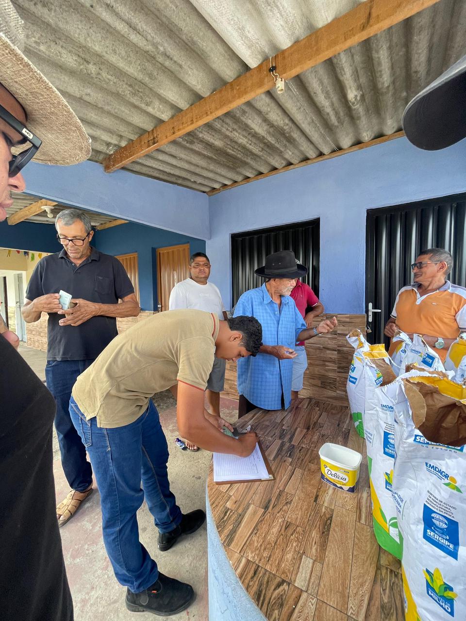 Foto da notícia Entrega de sementes de milho para pequenos produtores rurais, enviadas pelo Governo do Estado de Sergipe. 