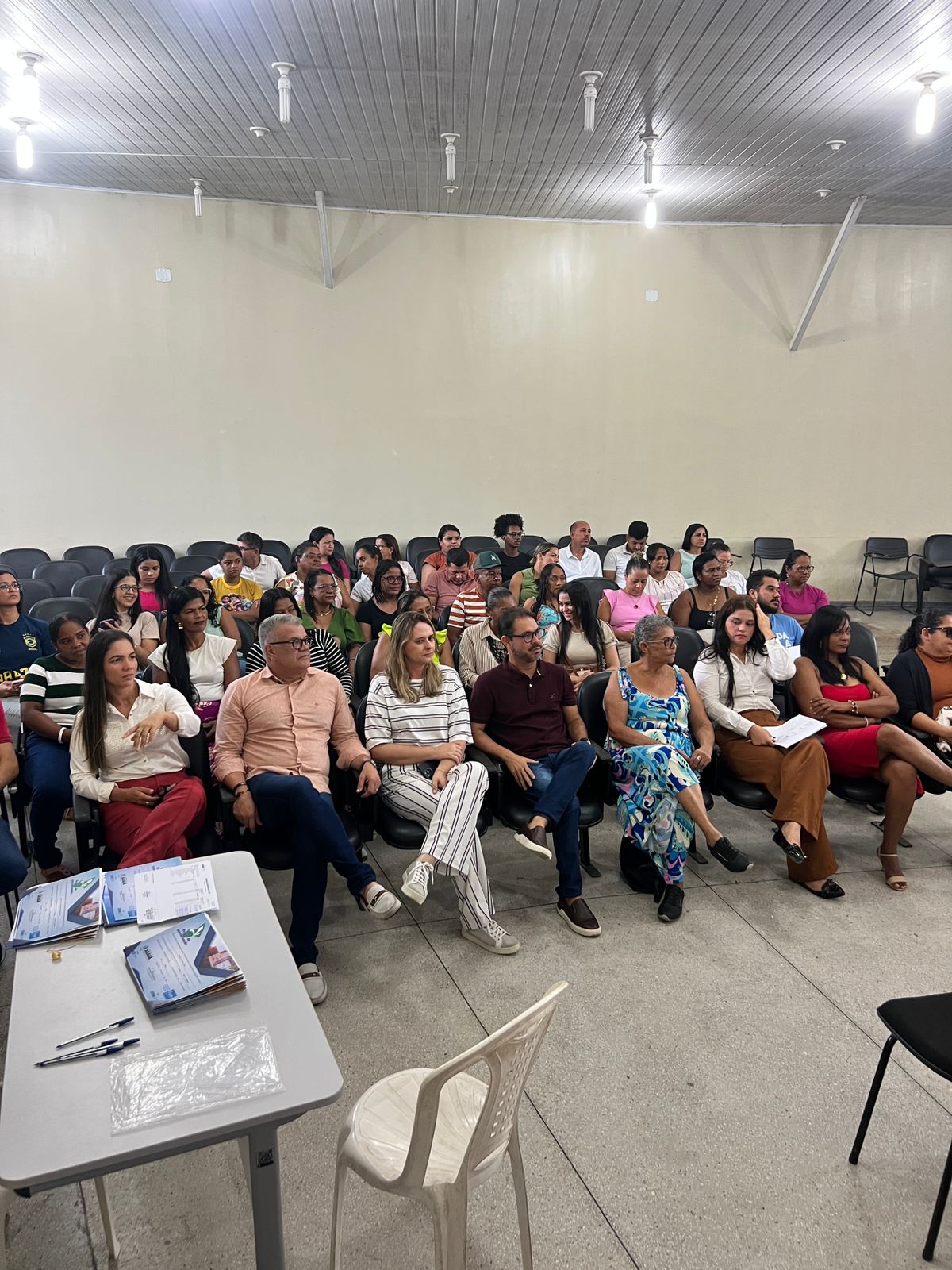 Foto da notícia Entrega dos certificados dos cursos de corte e costura de moda fitness e de roupas e acessórios para bebês.