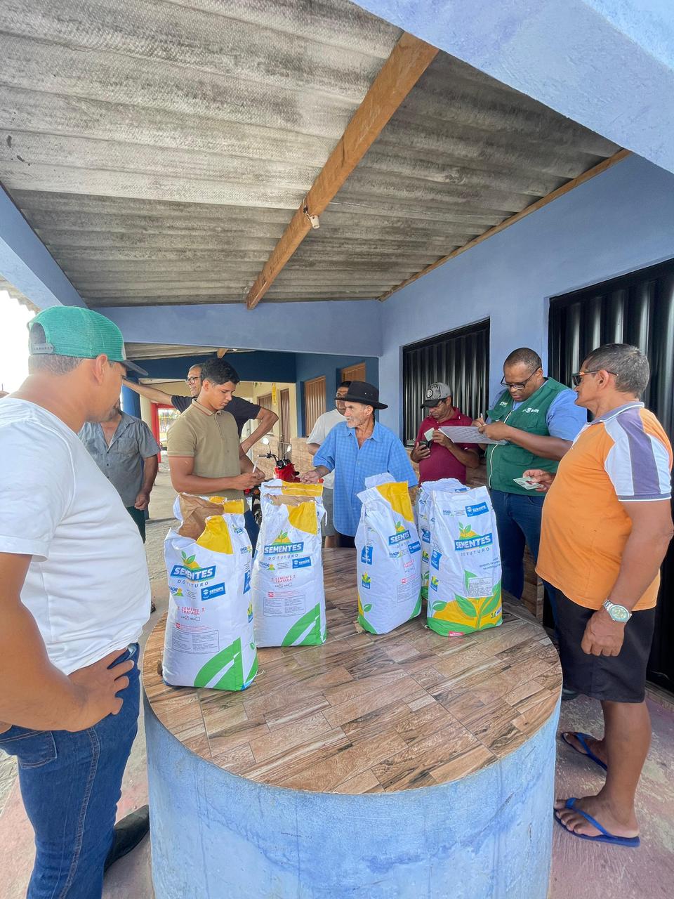 Foto da notícia Entrega de sementes de milho para pequenos produtores rurais, enviadas pelo Governo do Estado de Sergipe. 