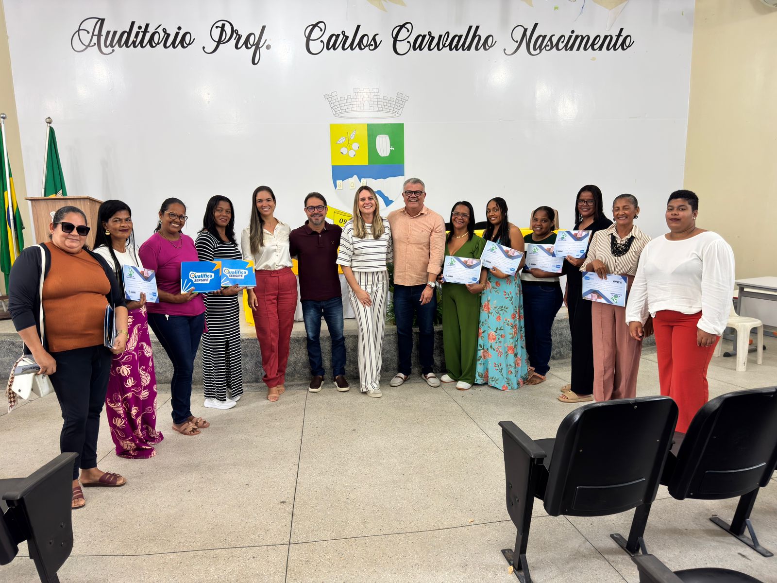 Entrega dos certificados dos cursos de corte e costura de moda fitness e de roupas e acessórios para bebês.