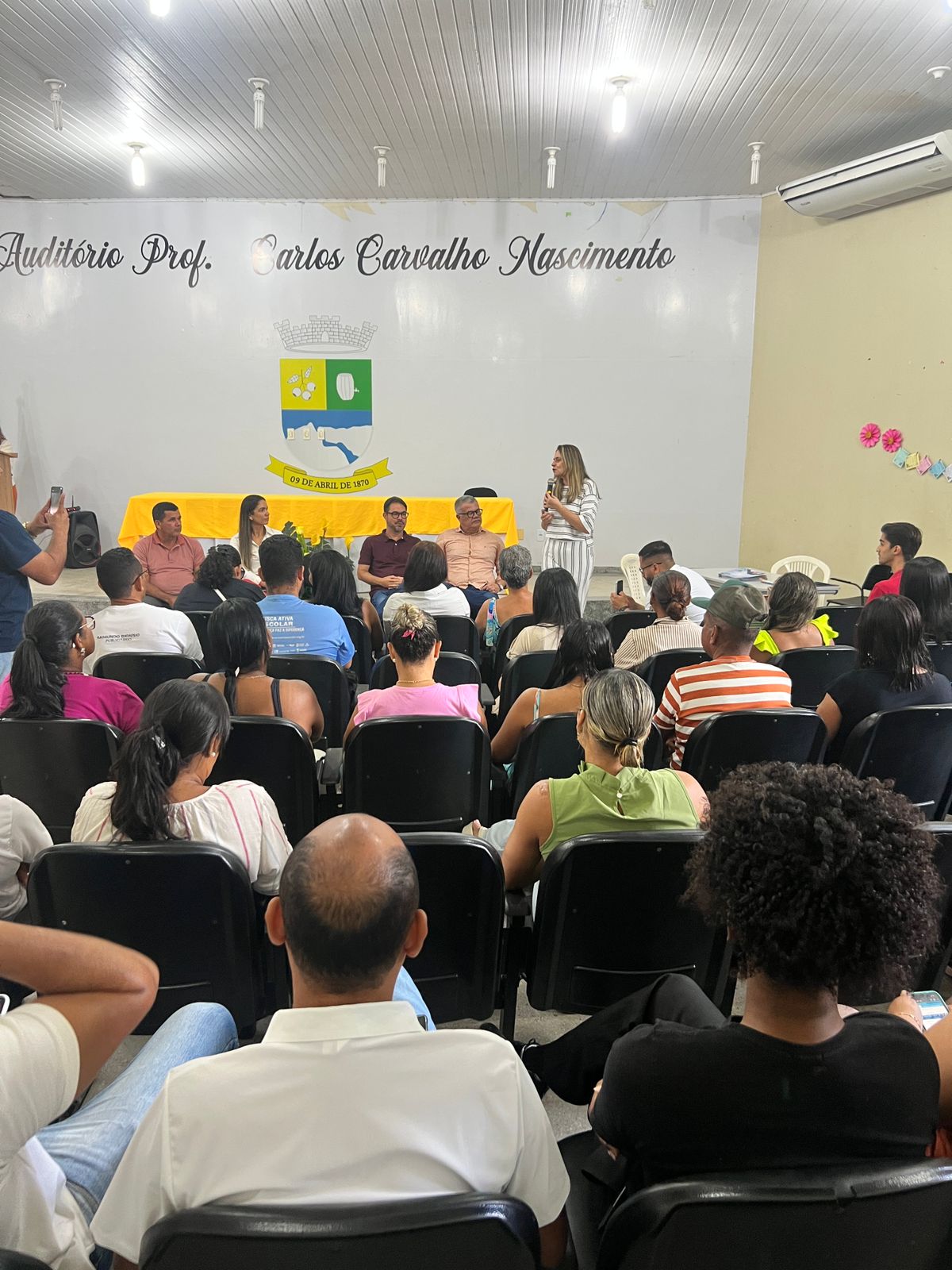 Foto da notícia Entrega dos certificados dos cursos de corte e costura de moda fitness e de roupas e acessórios para bebês.