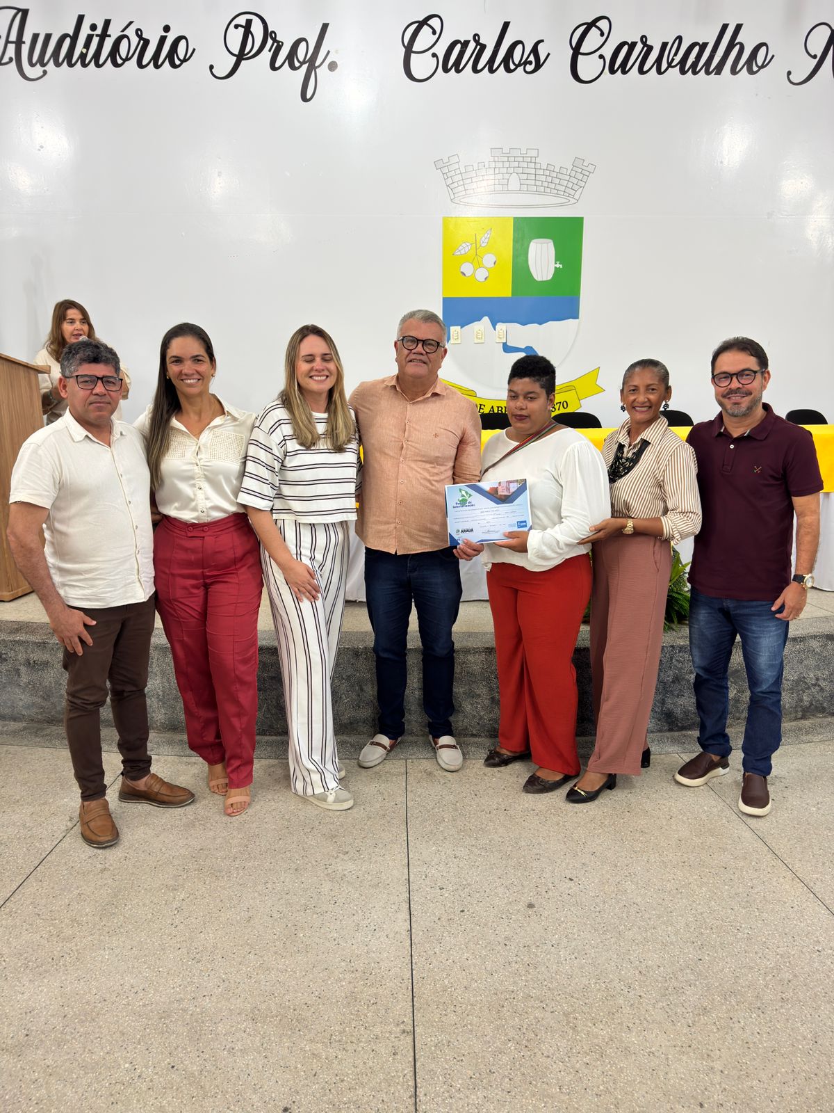Foto da notícia Entrega dos certificados dos cursos de corte e costura de moda fitness e de roupas e acessórios para bebês.