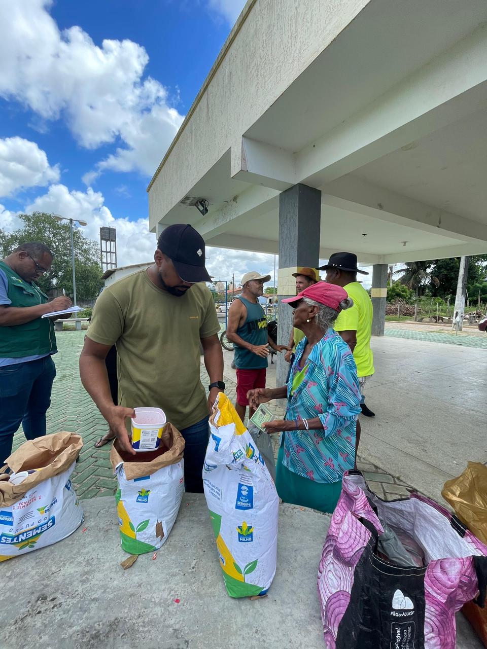 Foto da notícia Entrega de sementes de milho para pequenos produtores rurais, enviadas pelo Governo do Estado de Sergipe. 