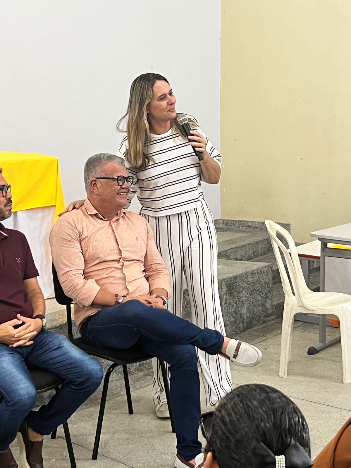 Foto da notícia Entrega dos certificados dos cursos de corte e costura de moda fitness e de roupas e acessórios para bebês.