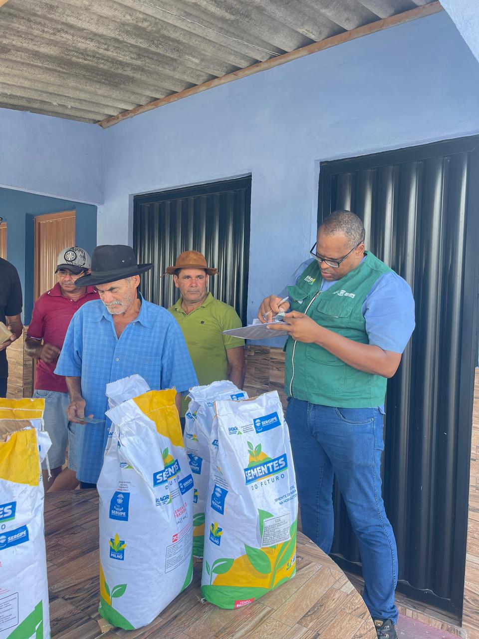 Foto da notícia Entrega de sementes de milho para pequenos produtores rurais, enviadas pelo Governo do Estado de Sergipe. 