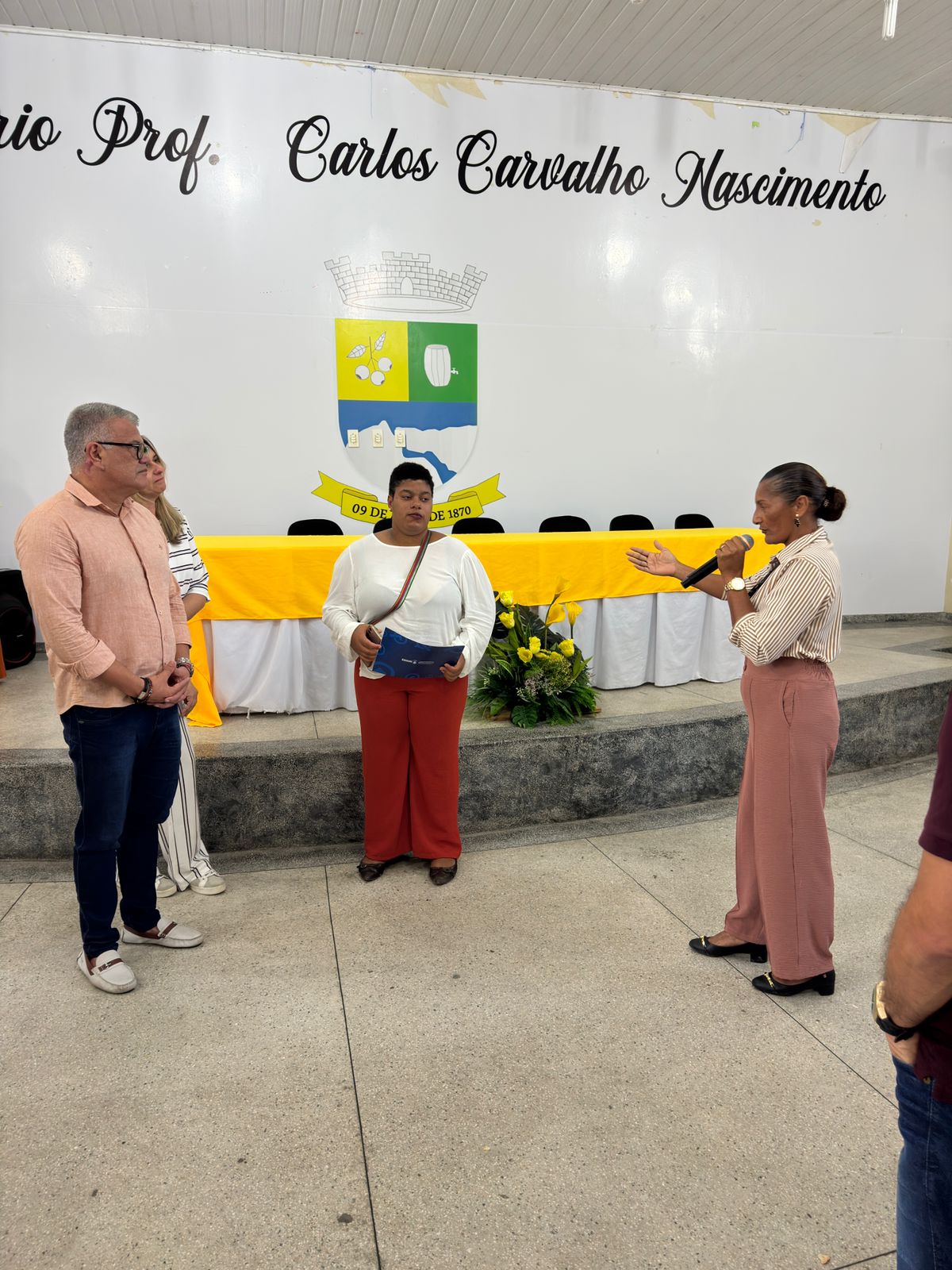 Foto da notícia Entrega dos certificados dos cursos de corte e costura de moda fitness e de roupas e acessórios para bebês.