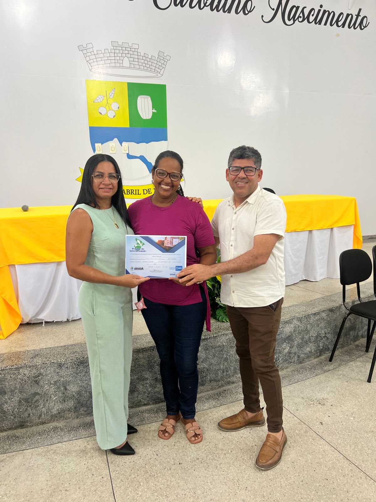 Foto da notícia Entrega dos certificados dos cursos de corte e costura de moda fitness e de roupas e acessórios para bebês.