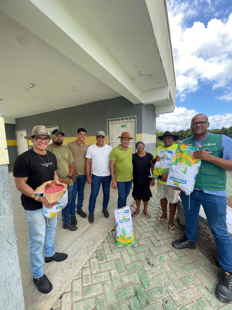 Foto da notícia Entrega de sementes de milho para pequenos produtores rurais, enviadas pelo Governo do Estado de Sergipe. 