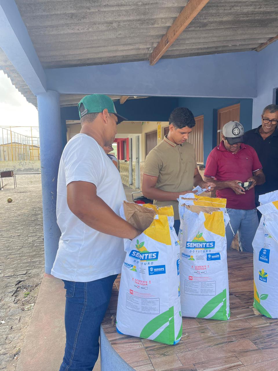 Foto da notícia Entrega de sementes de milho para pequenos produtores rurais, enviadas pelo Governo do Estado de Sergipe. 