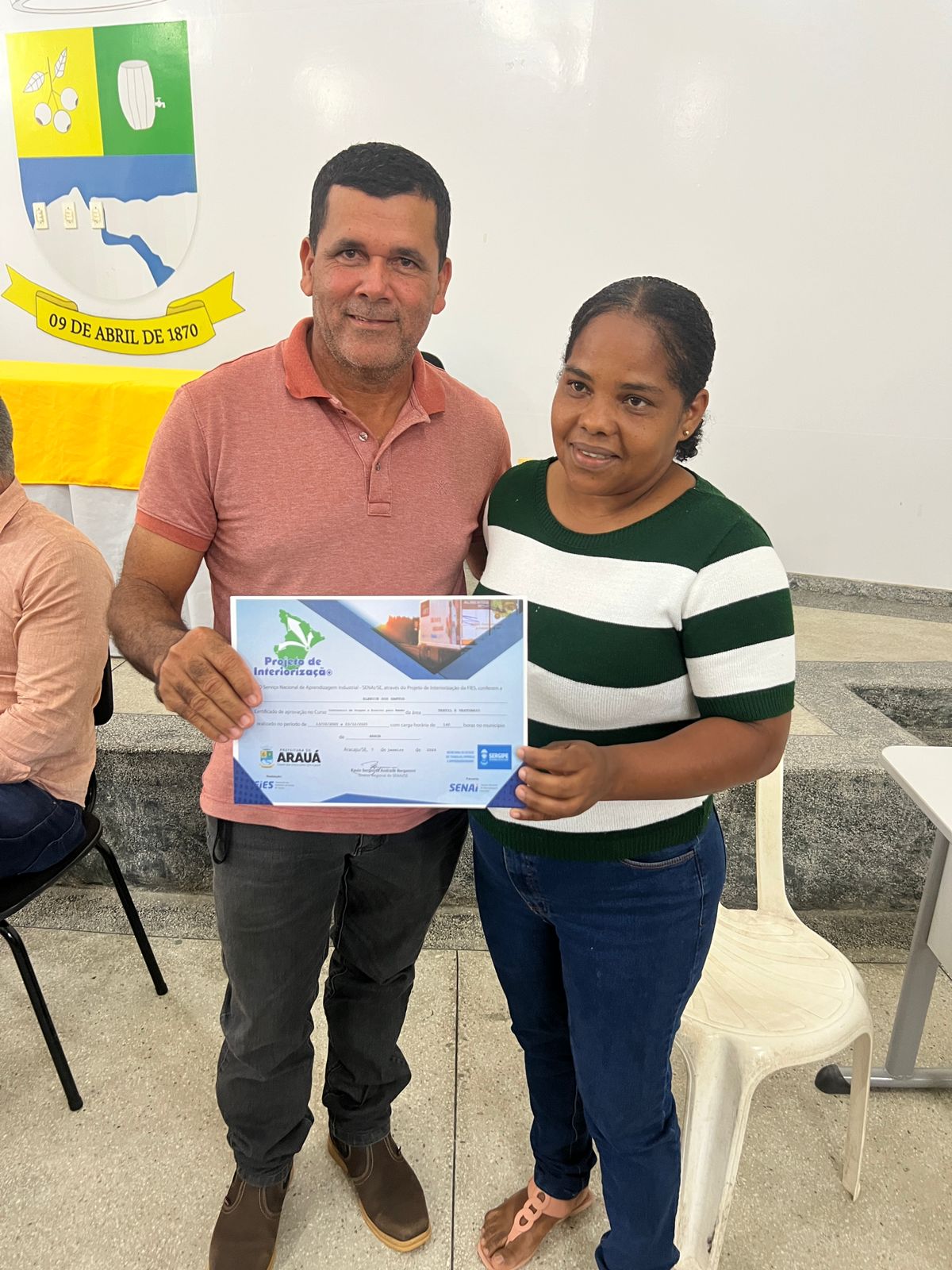 Foto da notícia Entrega dos certificados dos cursos de corte e costura de moda fitness e de roupas e acessórios para bebês.