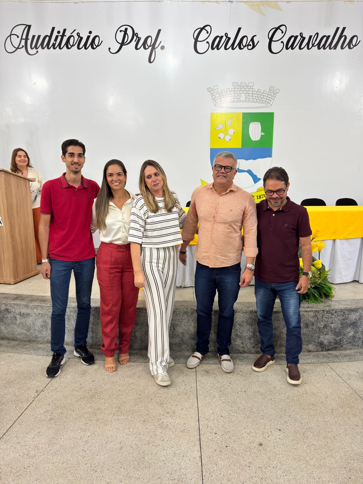 Foto da notícia Entrega dos certificados dos cursos de corte e costura de moda fitness e de roupas e acessórios para bebês.