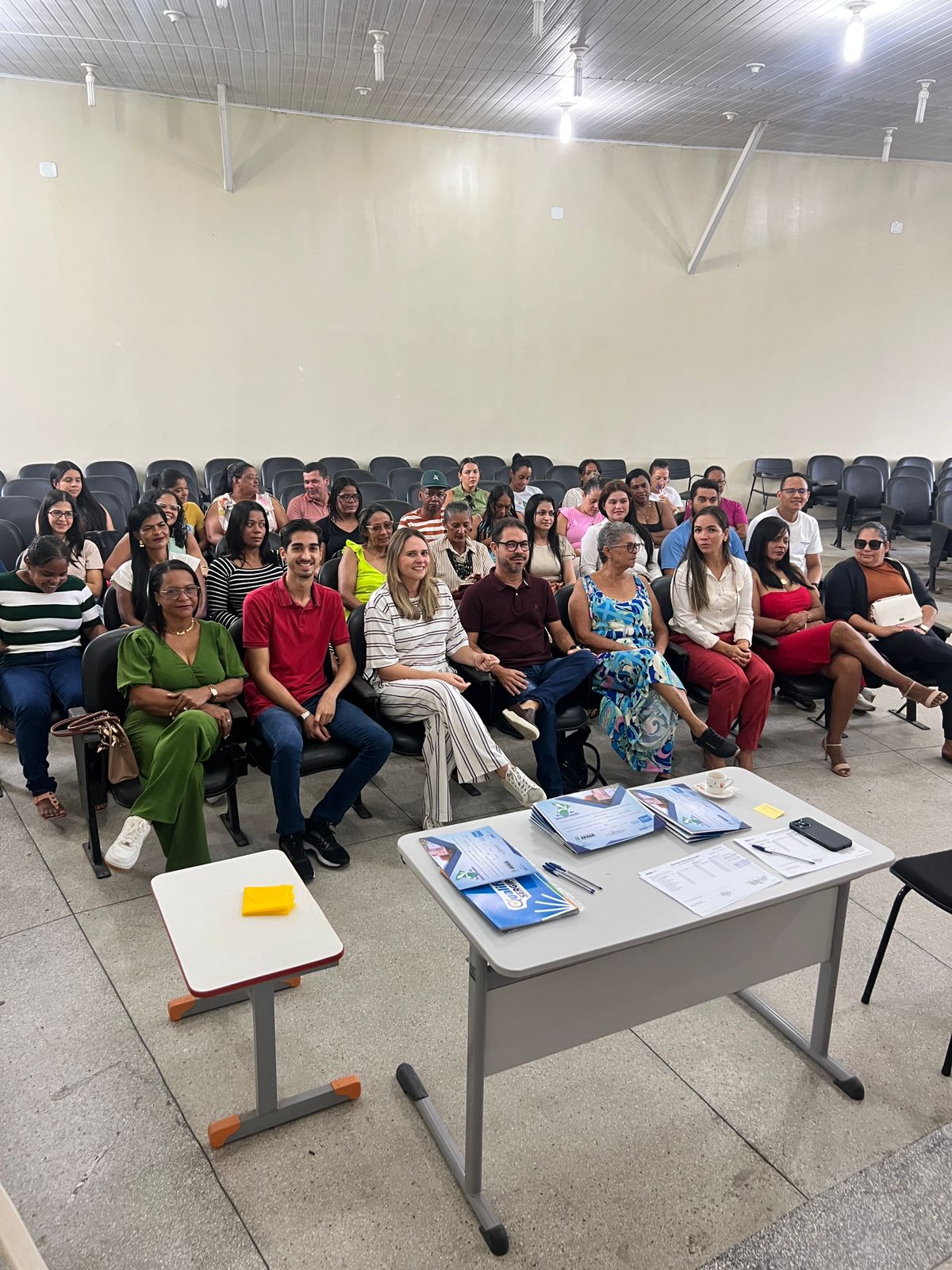Foto da notícia Entrega dos certificados dos cursos de corte e costura de moda fitness e de roupas e acessórios para bebês.