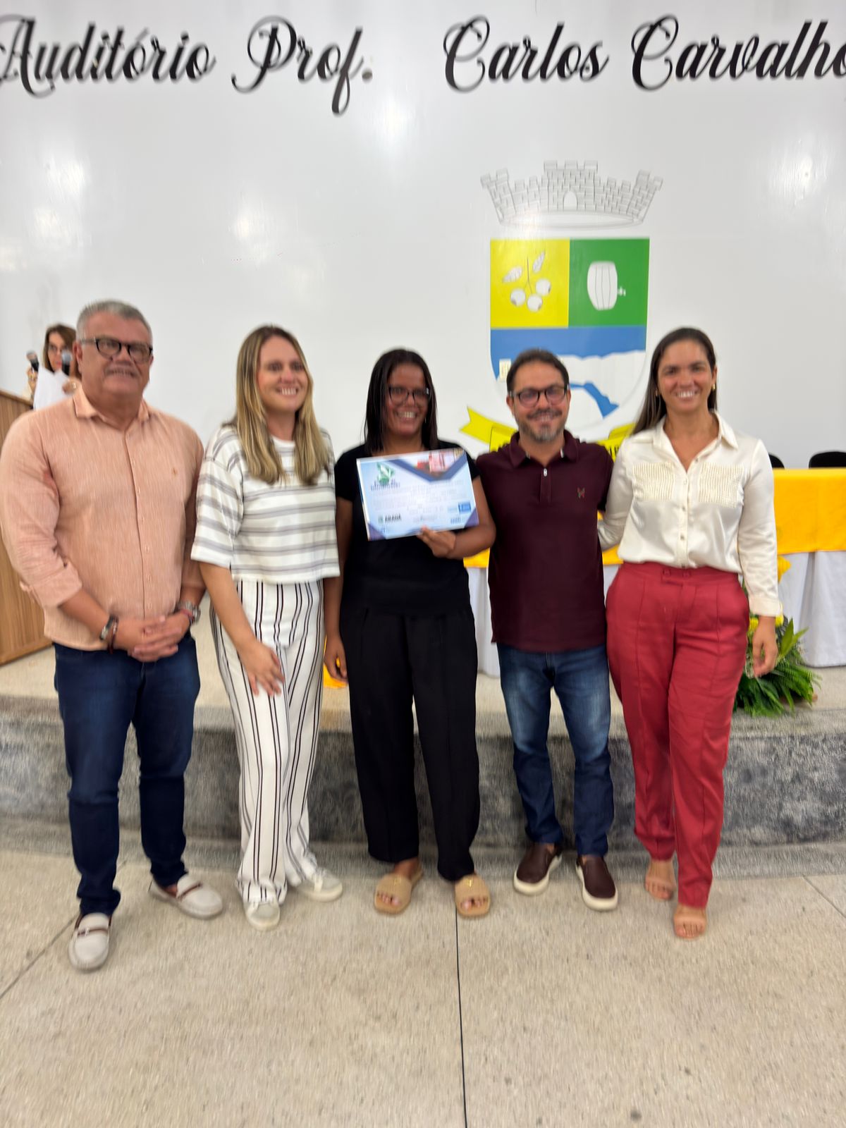 Foto da notícia Entrega dos certificados dos cursos de corte e costura de moda fitness e de roupas e acessórios para bebês.